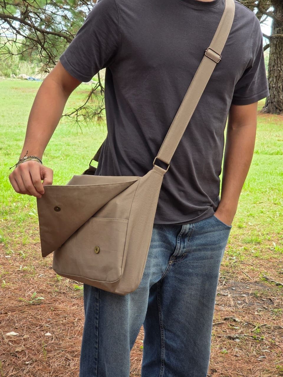 Morral Beige V1 al hombro con la tapa levantada