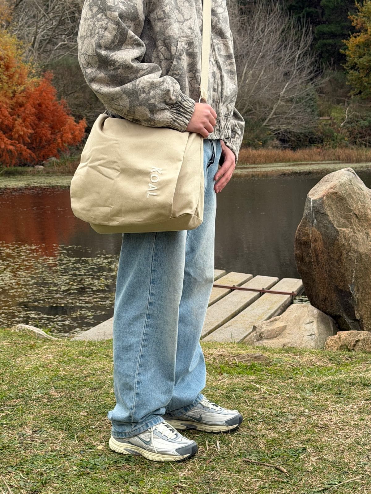 Morral Beige V2 a la altura de la cadera, junto a un lago
