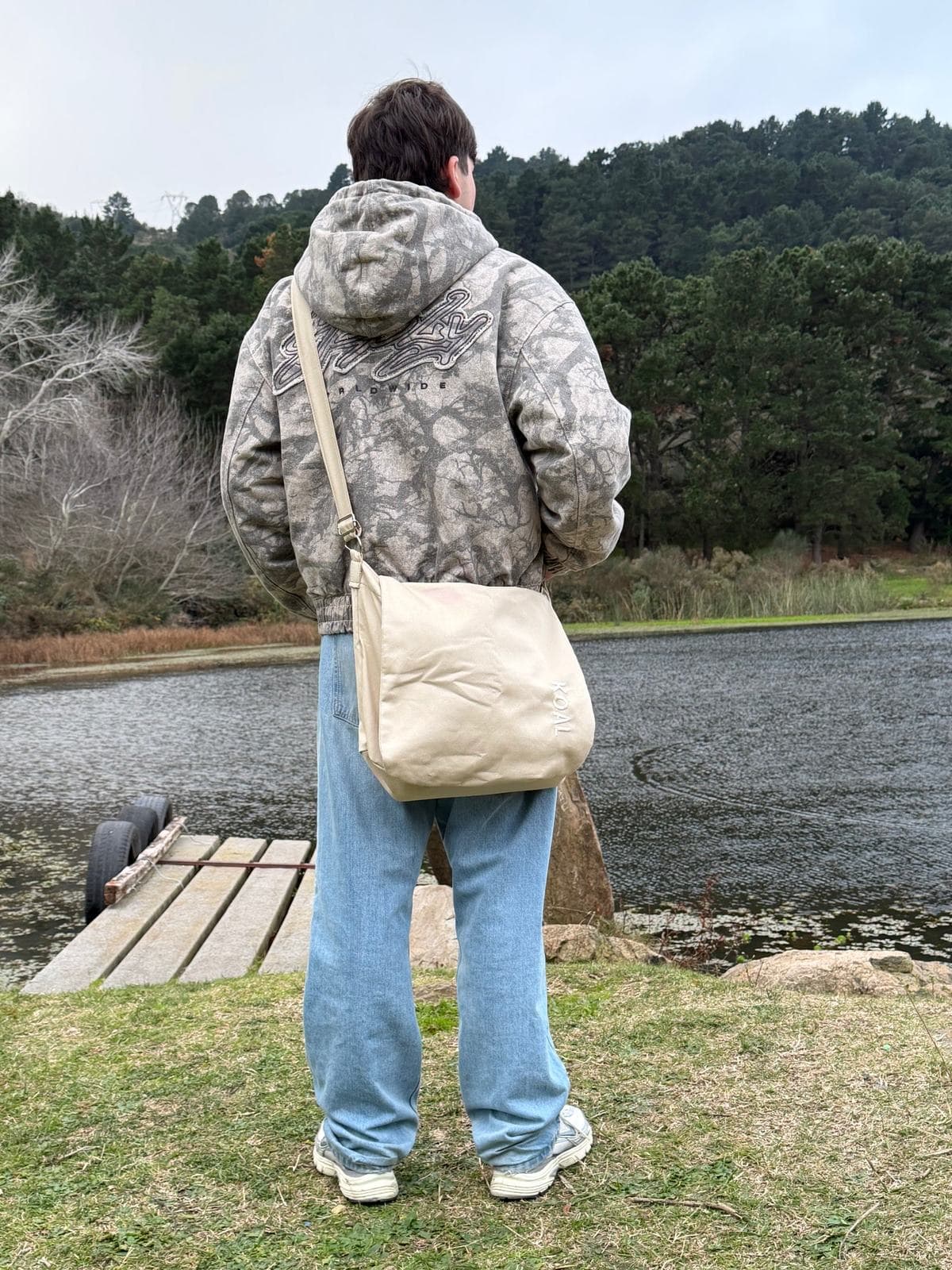 Morral Beige V2 visto de espalda, frente al lago