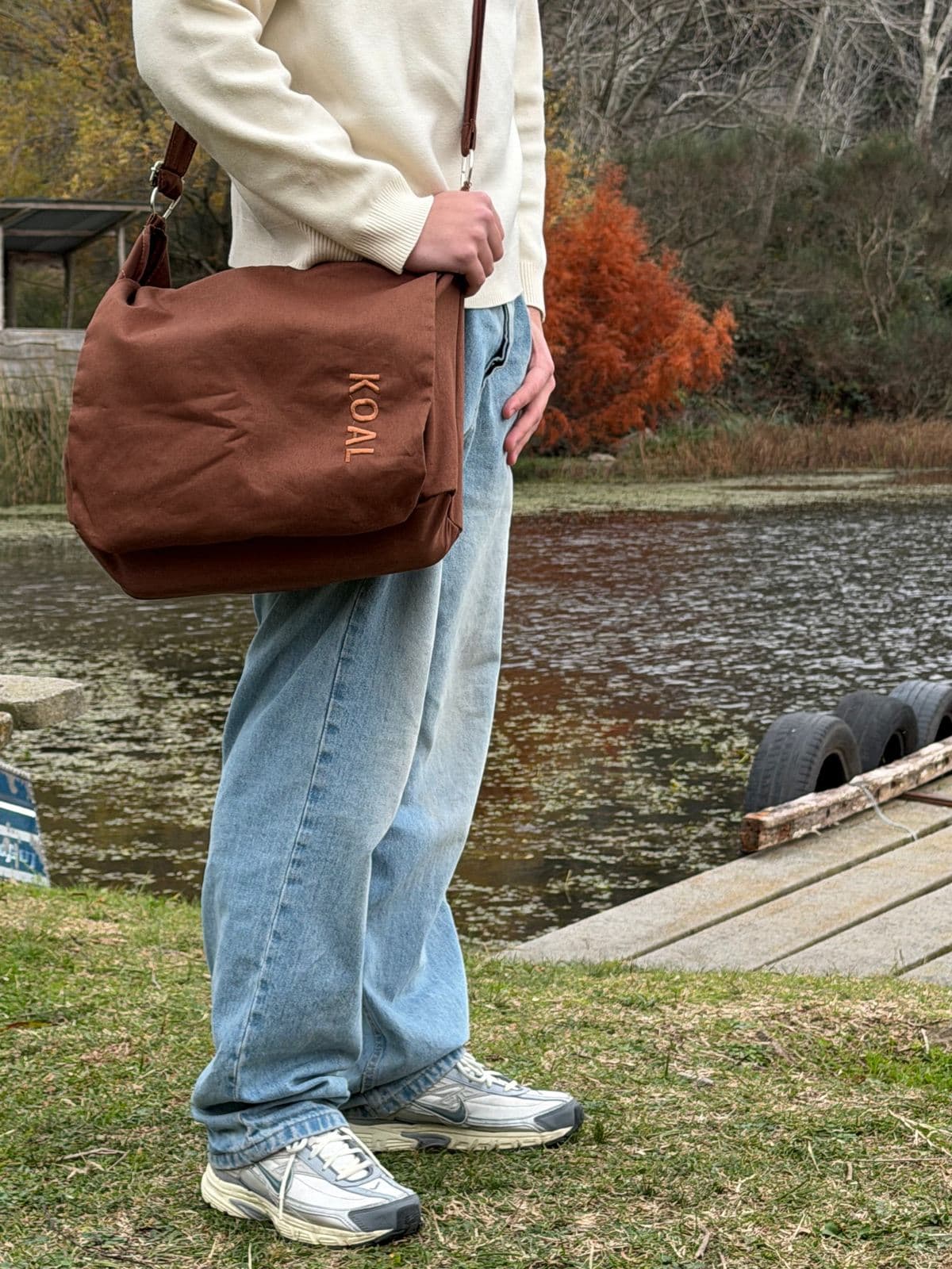 Morral Marrón V2 al costado de la cadera, de frente
