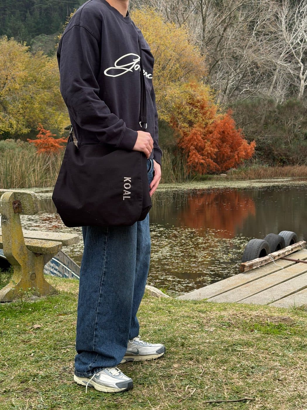 Morral Negro V2 de frente, con el logo KOAL en la tapa